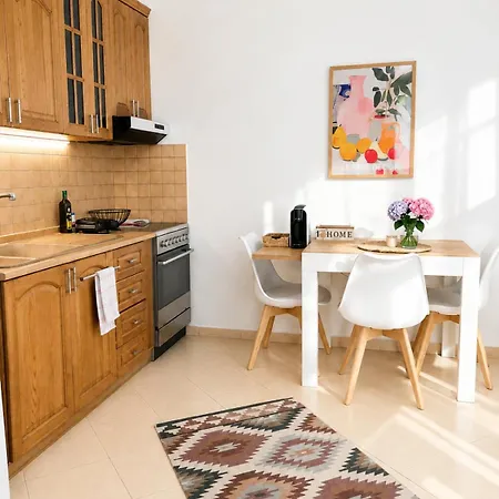 Compact With Sunset View - Sleeps 3 Apartman Tirana